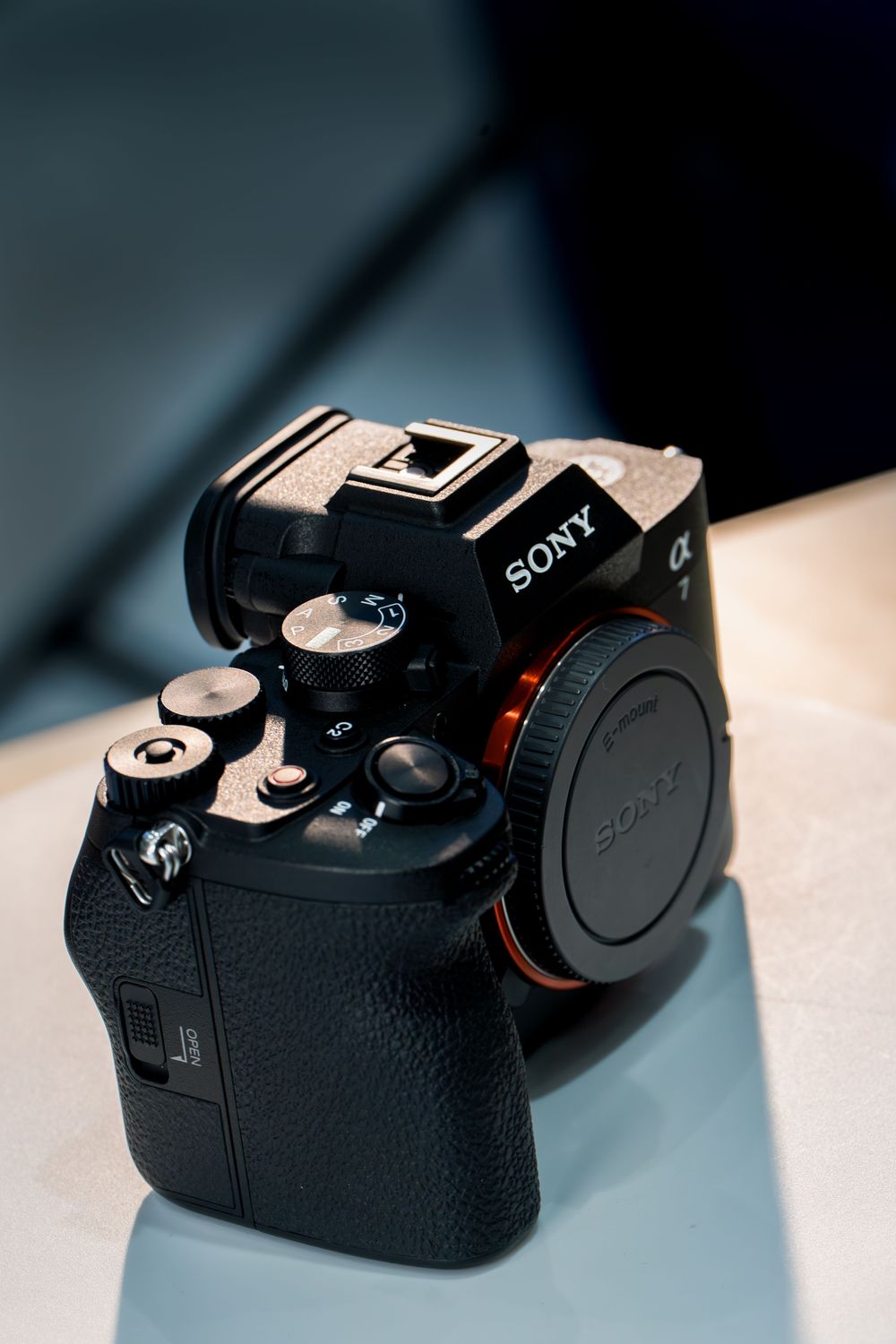 Cámara mirrorless Sony Alpha 7 sobre una superficie clara