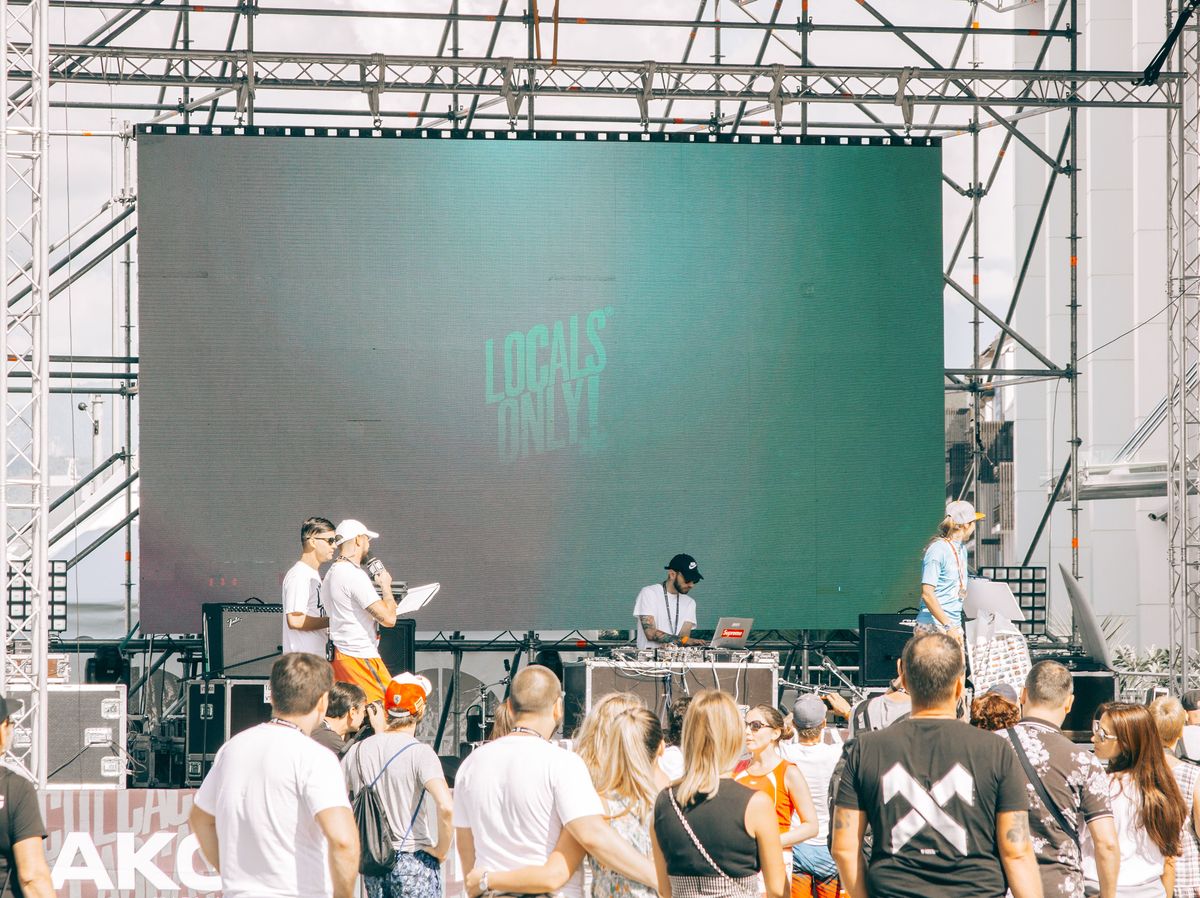 Pantalla LED de gran formato montada sobre estructura de truss en un escenario al aire libre